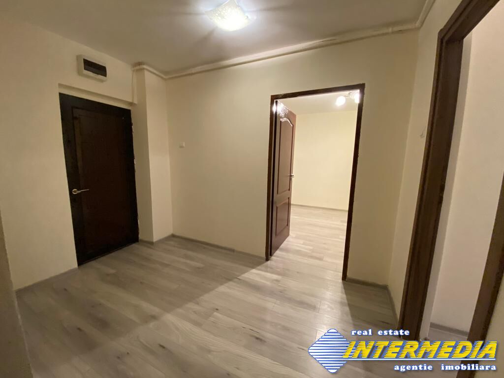 Apartament-3-camere-Nemobilat-Alba-Iulia-Zona-Centru-etaj-1-4-18.jpeg